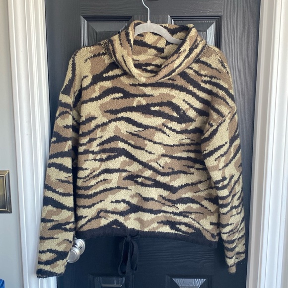 Daytrip Oversized Sweater Size XS camo zebra print from Buckle - Picture 4 of 7